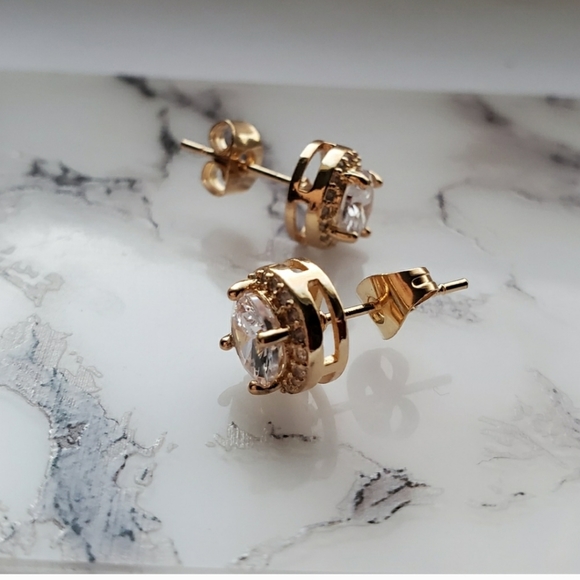 New Elegant Gold Stud Earrings - Picture 3 of 6